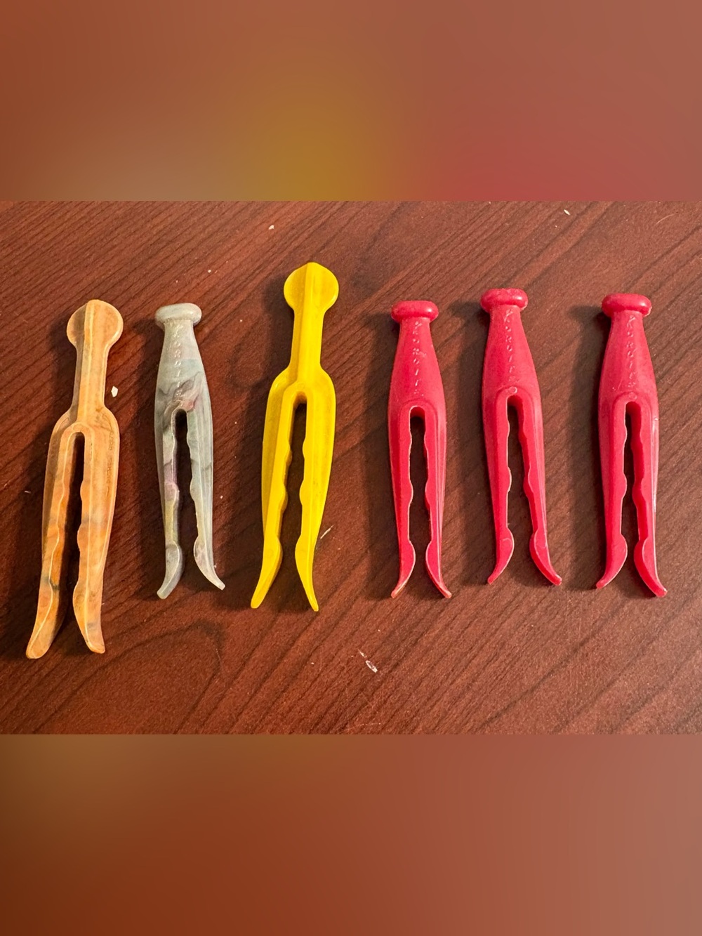 Vintage 1950’s 2 Mastro And 4 Kordite Plastic Clothes Pins - Lot of 6